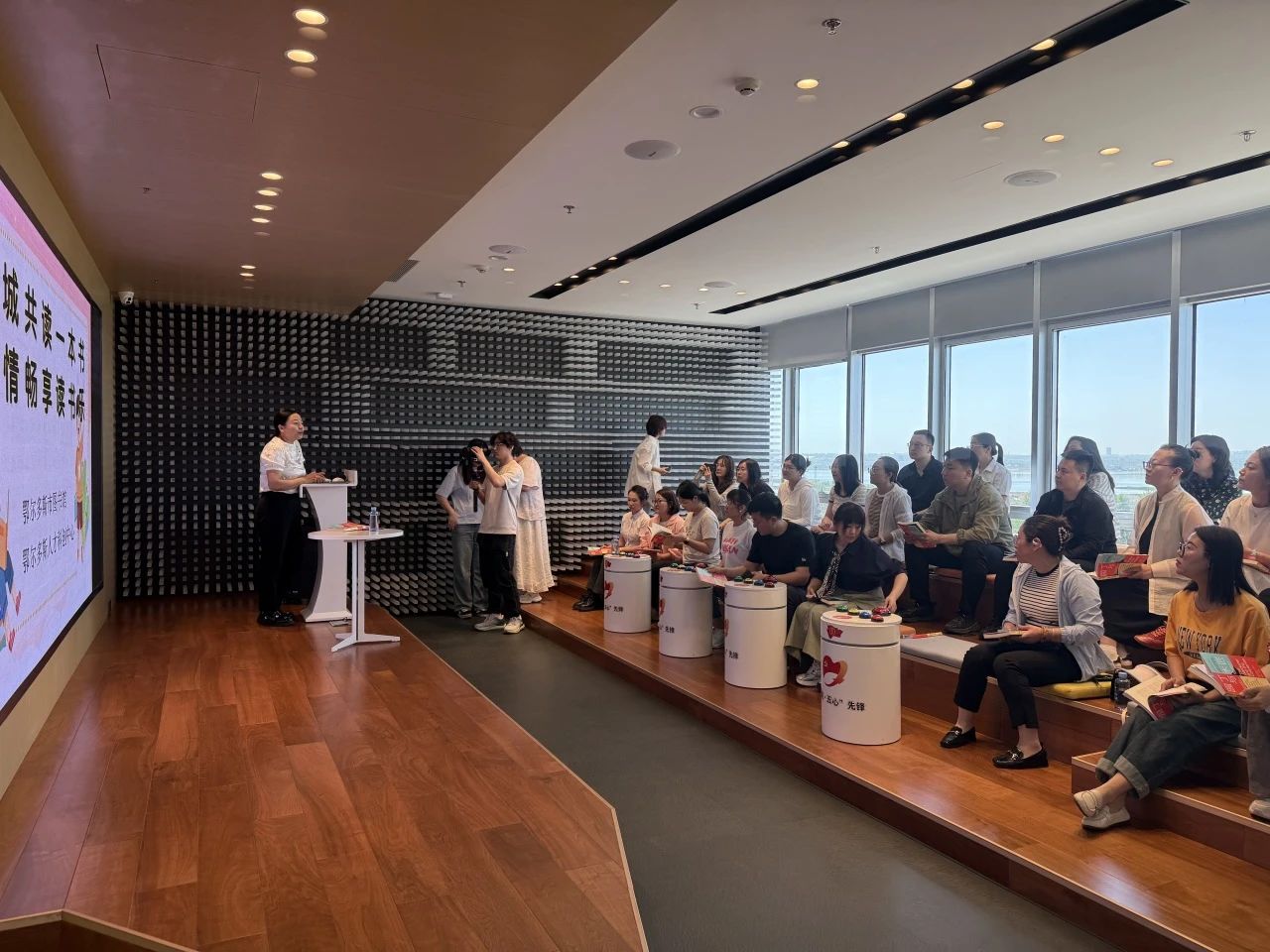 【會(huì)務(wù)服務(wù)】市城投物業(yè)公司保障鄂爾多斯市圖書(shū)館“書(shū)香